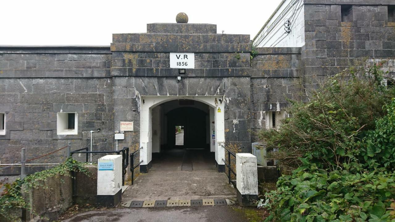 Fsc Dale Fort Hostel 外观 照片