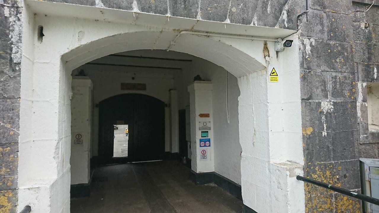 Fsc Dale Fort Hostel 外观 照片